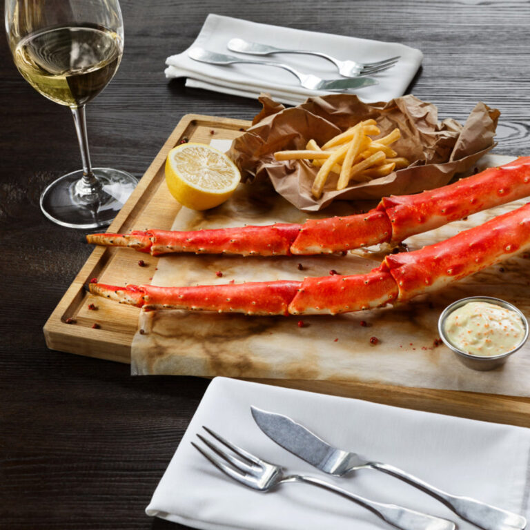 What Goes with Crab Legs: Perfect Pairings for Seafood